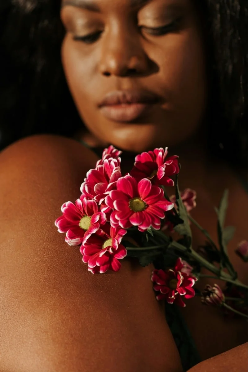 femme avec un bouquet de fleurs
