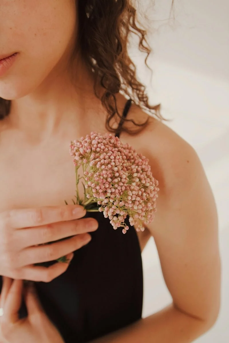 (En format JPG) - femme avec une fleur sur l'epaule-min