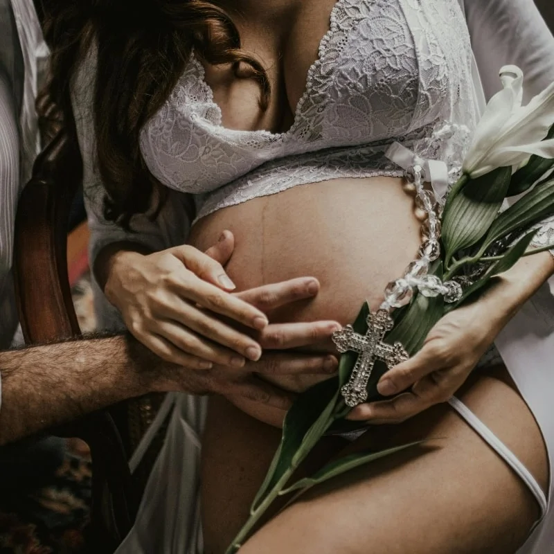 femme enceinte avec un bouquet de fleur et un homme à ses coté-min