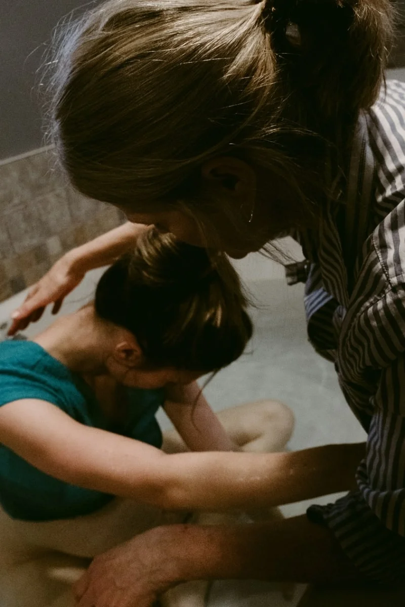 femme entrain d'accoucher avec sa doula