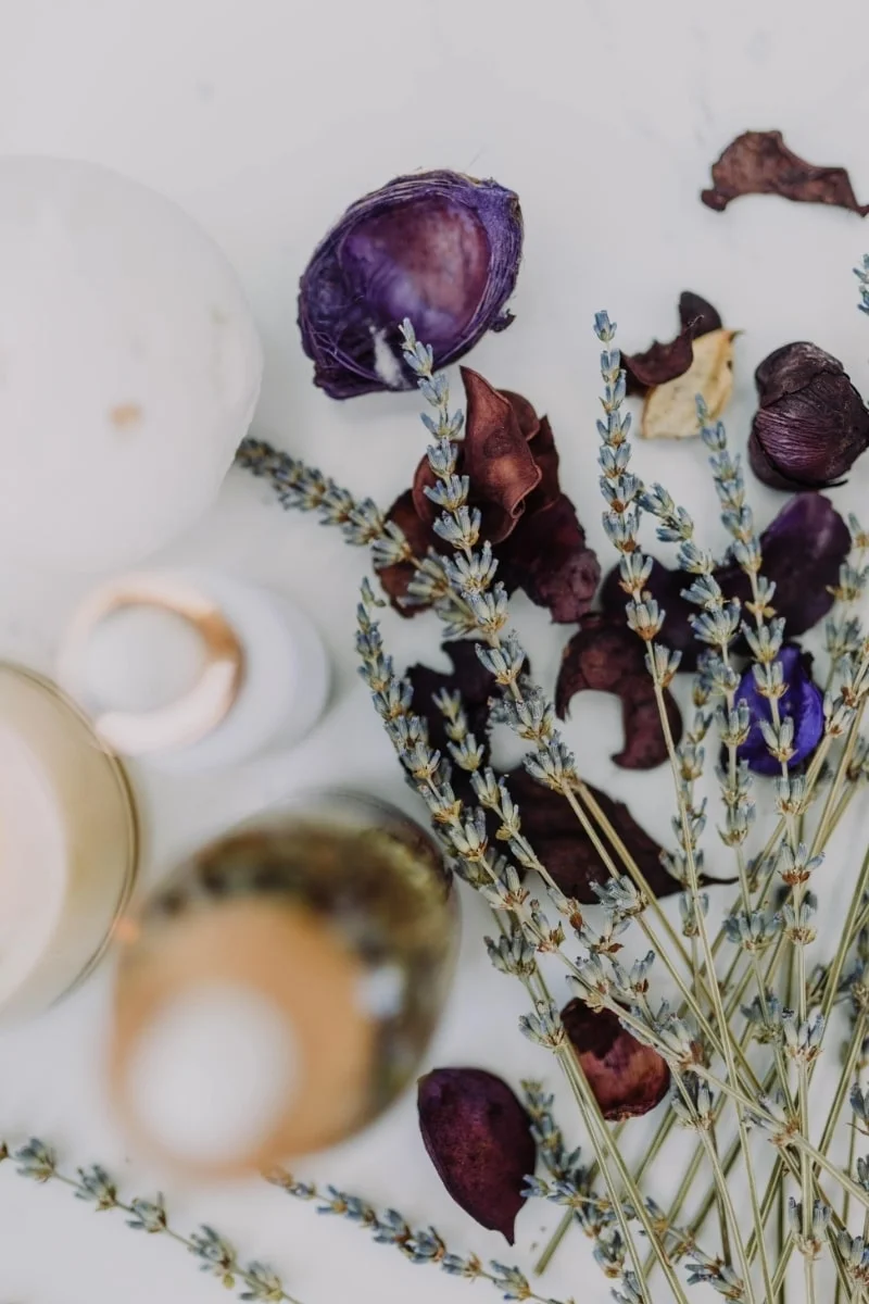 fleurs sechées et huile de massage-min