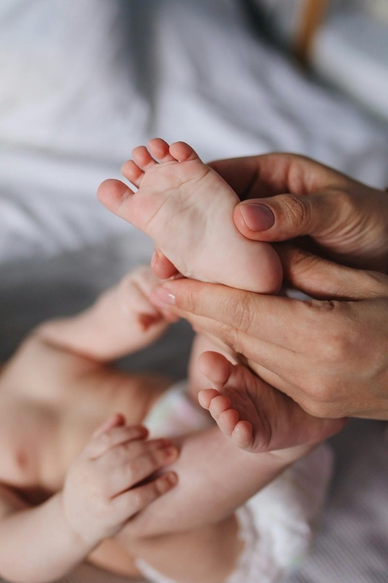 massage pied d'un bébé