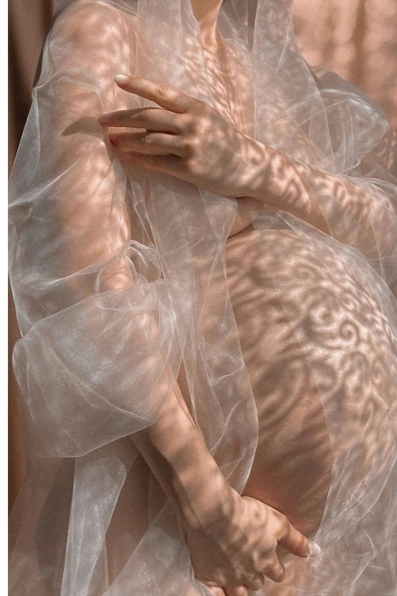 ventre femme enceinte avec voilage